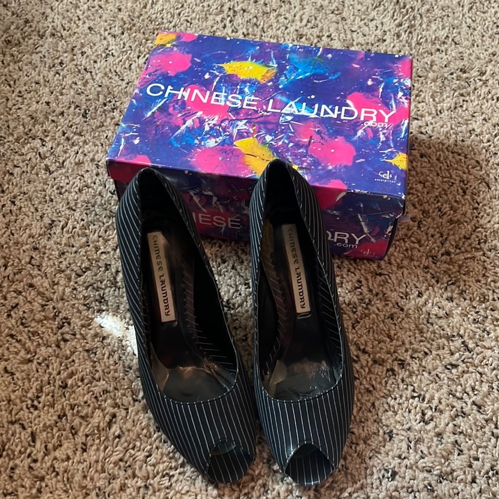 Chinese laundry black pinstripe heel